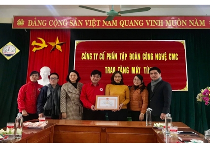 CMC donates 110 computer sets to schools in flood-hit Central provinces