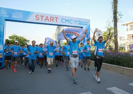 Lãnh đạo CMC mặc trang phục nhà du hành phóng phi thuyền mang thông điệp "CMC Future Next"