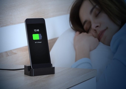 CẢNH BÁO: Những tổn hại của việc sạc pin điện thoại qua đêm - thói quen cần phải bỏ