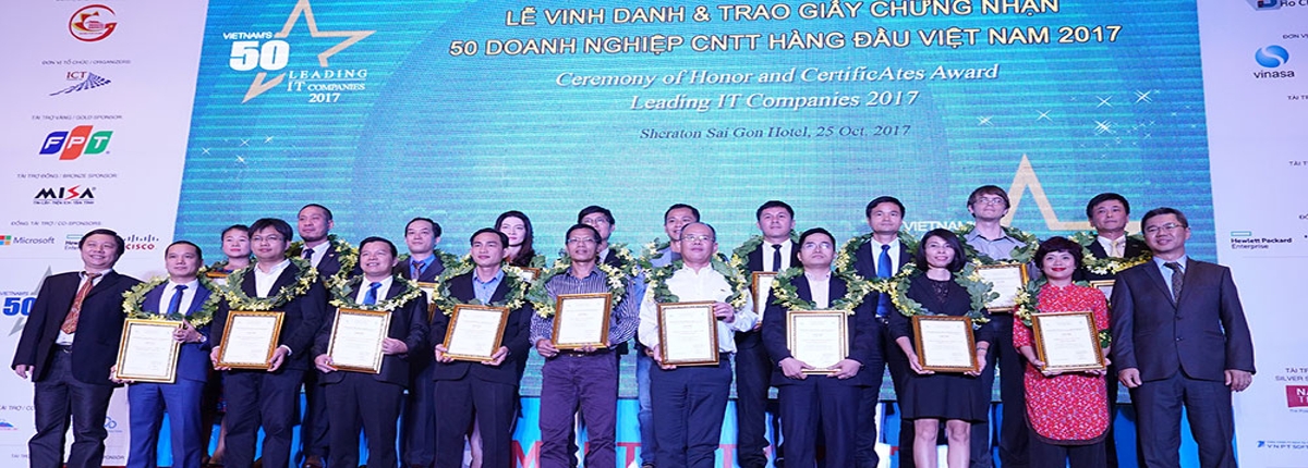 CMC SOFT vinh dự đón nhận danh hiệu "50 doanh nghiệp CNTT hàng đầu Việt Nam 2017"