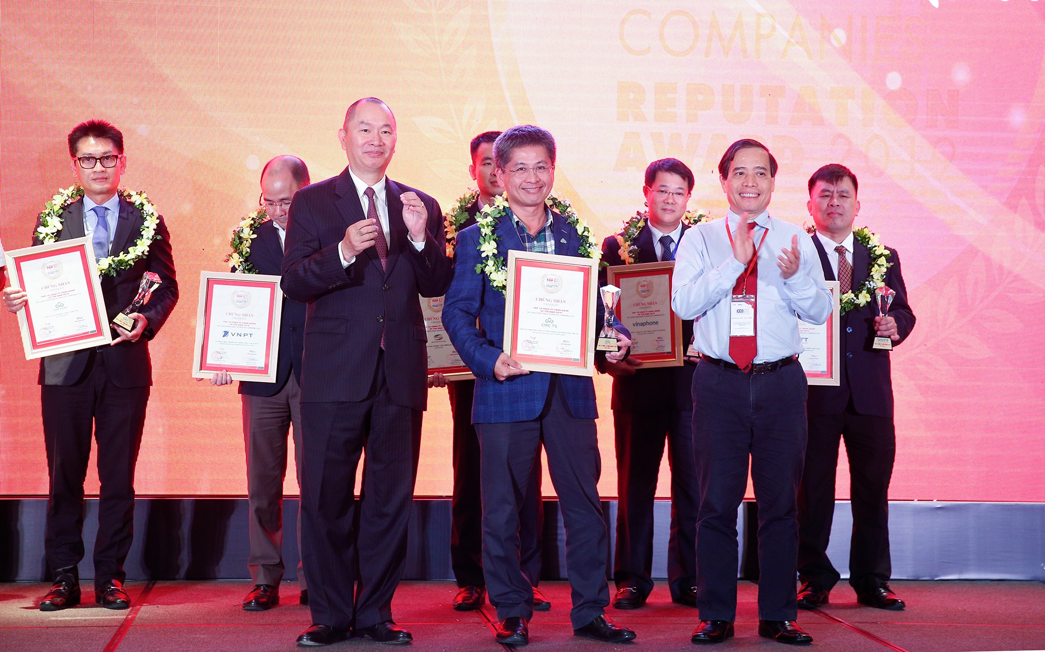 Ông Nguyễn Kim Cương (Phó TGĐ, CMO Công ty CMC TS) nhận bằng chứng nhận Top 10 Doanh nghiệp Công nghệ Giải pháp phần mềm​ cho CMC TS.