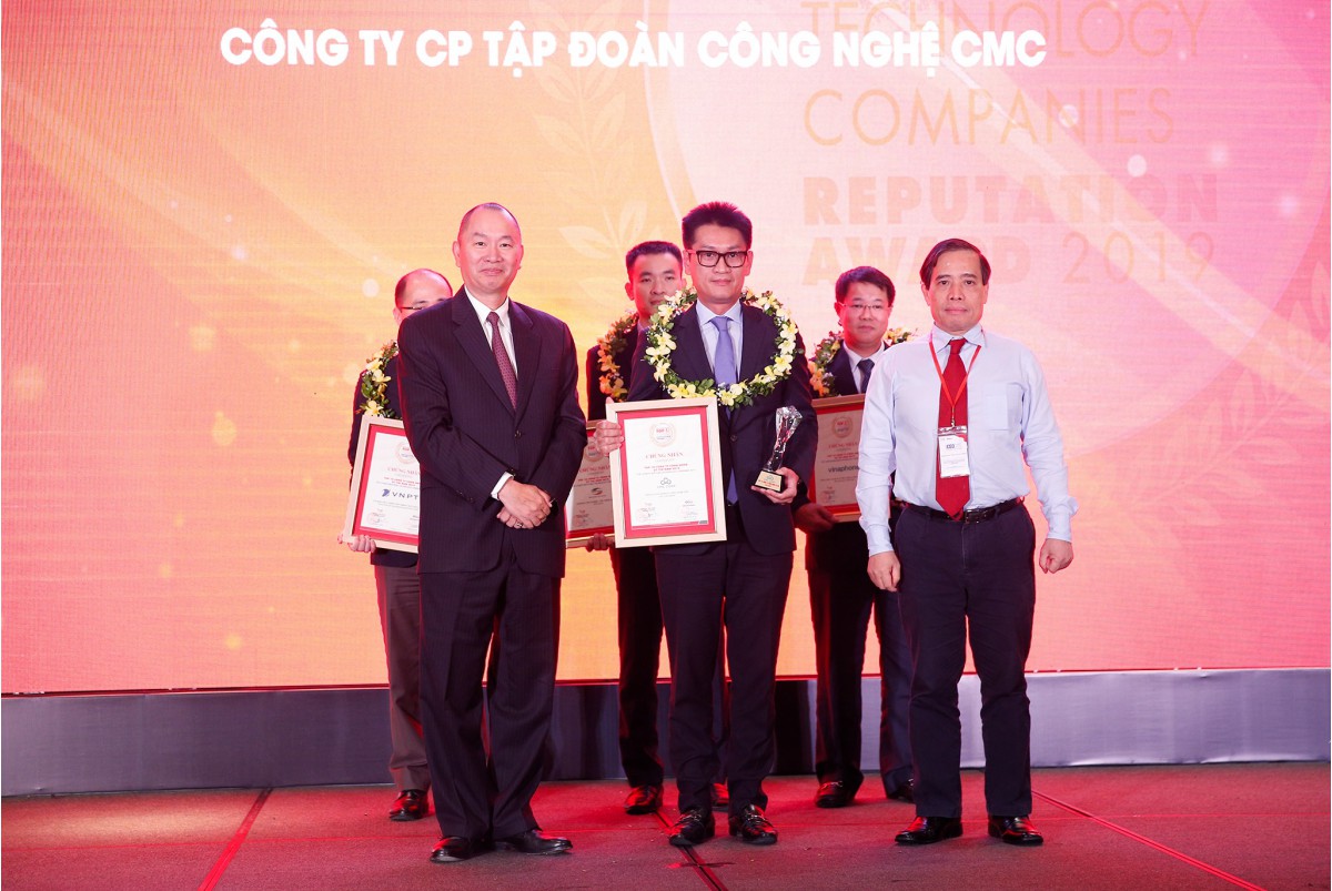 Ông Hồ Thanh Tùng (Phó TGĐ Tập đoàn Công nghệ CMC, TGĐ Công ty CMC TS) nhận bằng chứng nhận Top 10 doanh nghiệp CNTT-VT uy tín tại Việt Nam năm 2019.